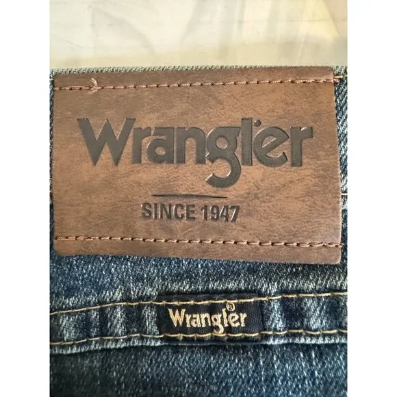 NWT Wrangler 36X34 Mens Relaxed Fit Jeans Blue Denim Classic Style - Picture 2 of 12